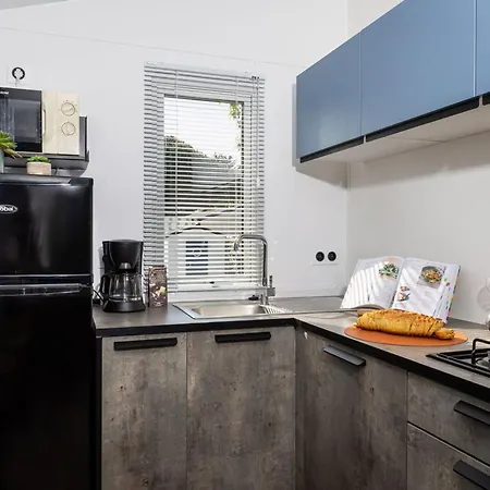 Mobil Avec Terrasse Pour 5 Pers, St-jean-de-monts - Api-1-52-983 *